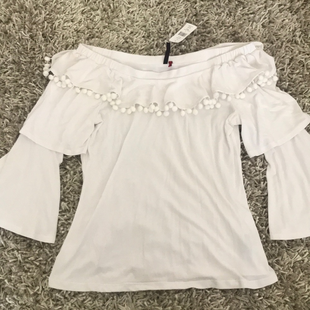Off the shoulder ruffle sleeve white pom-pom